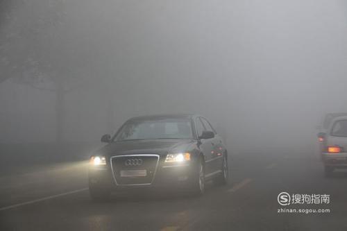 大雾开车怎样正确使用灯光，老司机也不一定知道