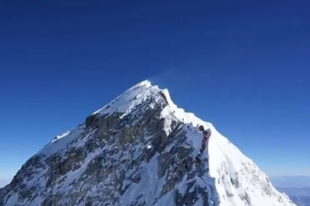 珠穆朗玛峰在西藏哪里？