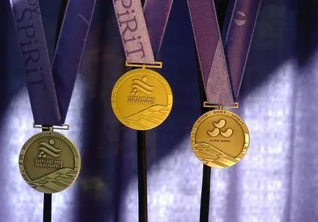 中国第一枚冬奥会金牌是谁获得的？