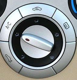 汽车空调里有个按钮A/C是干什么用的？