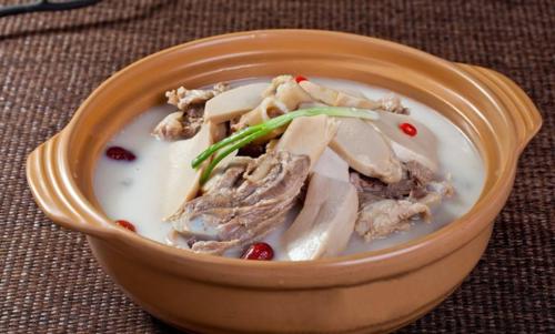 浓白色的羊肉汤,骨头汤里白色的主要是什么？