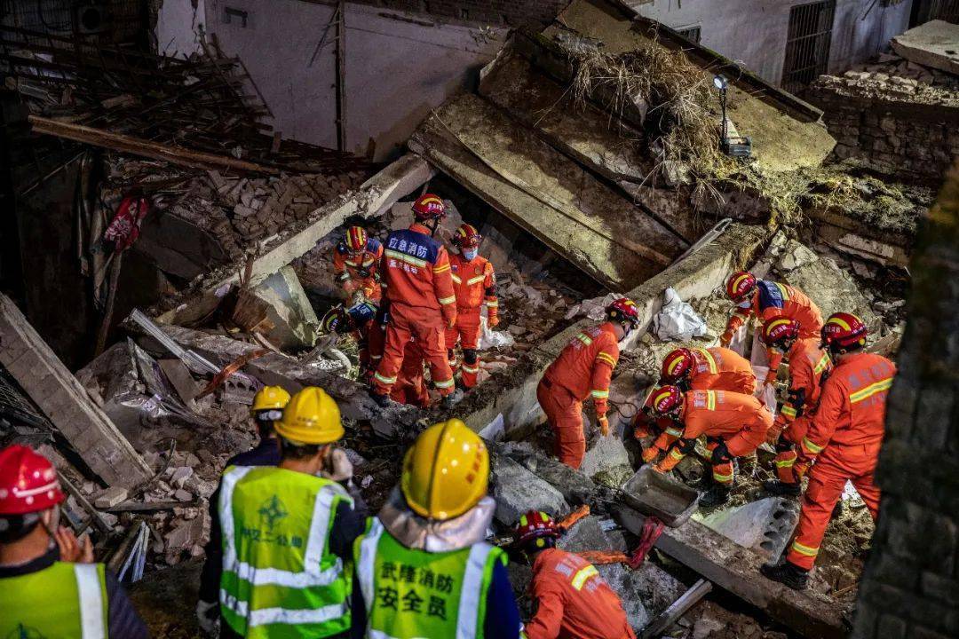 重庆爆炸致16死，现场散落2米巨石，故事现场的救援难度有多大？