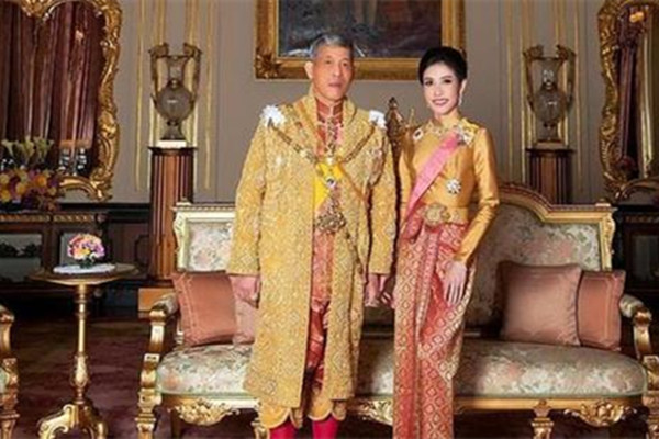 如何看待泰国国王恢复诗妮娜王室头衔这件事？