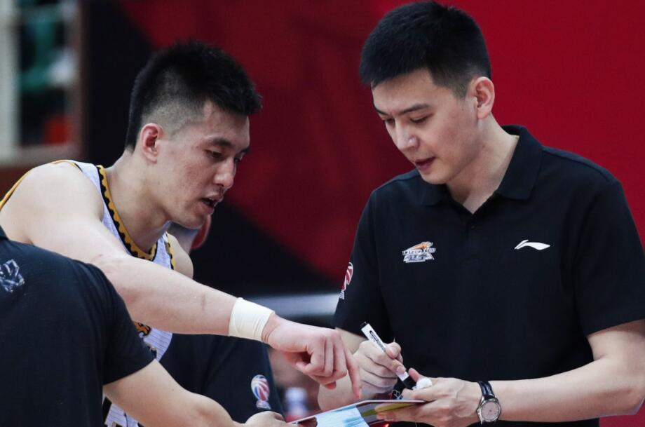 杨鸣将继续担任辽宁男篮主帅，总决赛后他当时为何提出了辞职？