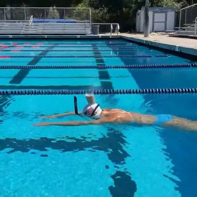 美国游泳名将头顶牛奶游泳一点不洒，他是如何练成的？