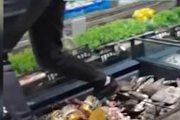 永辉超市工作员工用脚踩过的冷冻鱼虾，最后是怎么处理的？