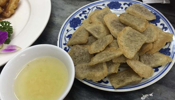 老北京的小吃炸灌肠通常蘸什么吃？