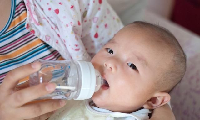 给宝宝选购奶嘴的时候，最好是买什么材质的？