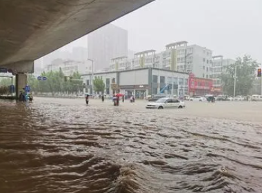 潍坊高密市沿街店铺遭水淹，雨下得像瀑布一样，今年的天气为何如此异常？