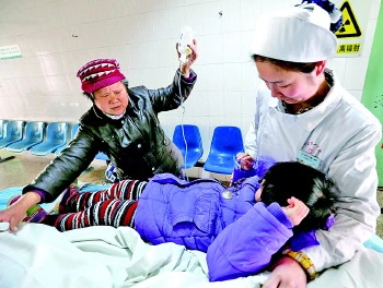 湖北襄阳熊孩子在医院内踩着座椅打闹没人管，你如何看待孩子们这一行为？