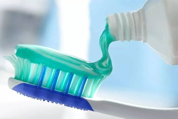 牙膏涂在手碗上用冷水使劲挠会怎样？