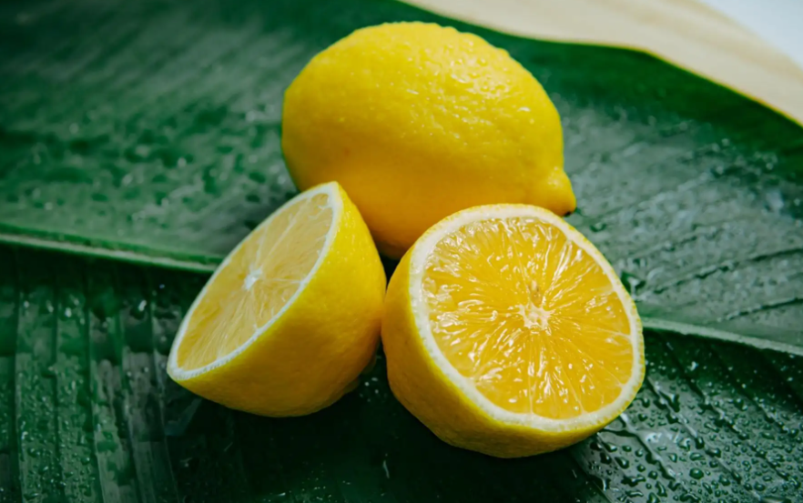 柠檬属于柑橘类水果吗?