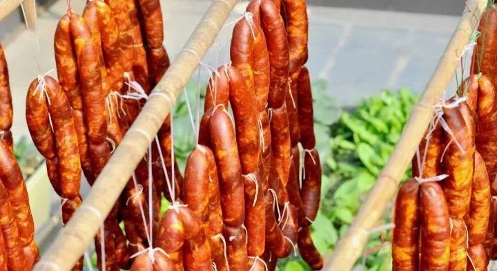 四川达州一居民窗外挂满香肠，这个地区的居民为何都喜欢吃腊肠？