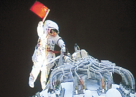 中国第一个在太空中行走的宇航员的名字叫什么