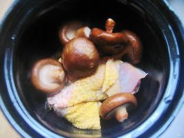 砂锅炖鸡汤的做法