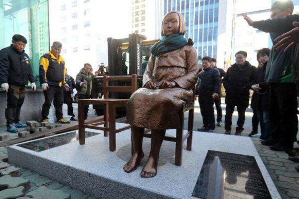韩国新建男子向慰安妇道歉雕像，引发日本不满，这么做合适吗？