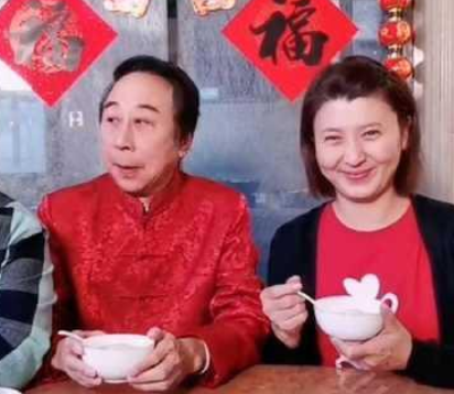64岁冯巩与50岁闫学晶同框，红衣打扮十分喜庆，两人关系有多好？