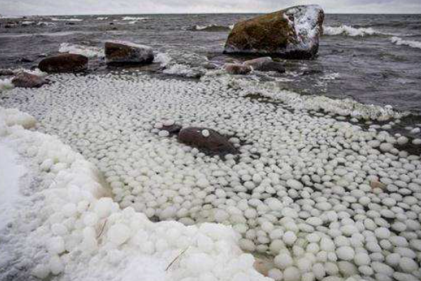 芬兰海滩被成千上万的冰蛋覆盖，这到底发生了什么事？