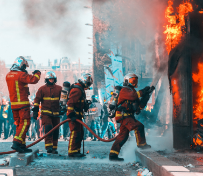 上海金山工厂大火致8人丧生，被指员工逃生时要安检，怎么看待这种现象？