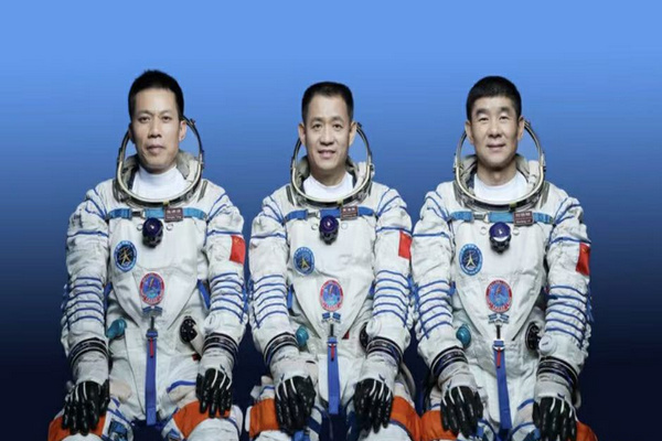 3名航天员离开空间站前敬礼致谢，他们为航天事业做出了哪些贡献？