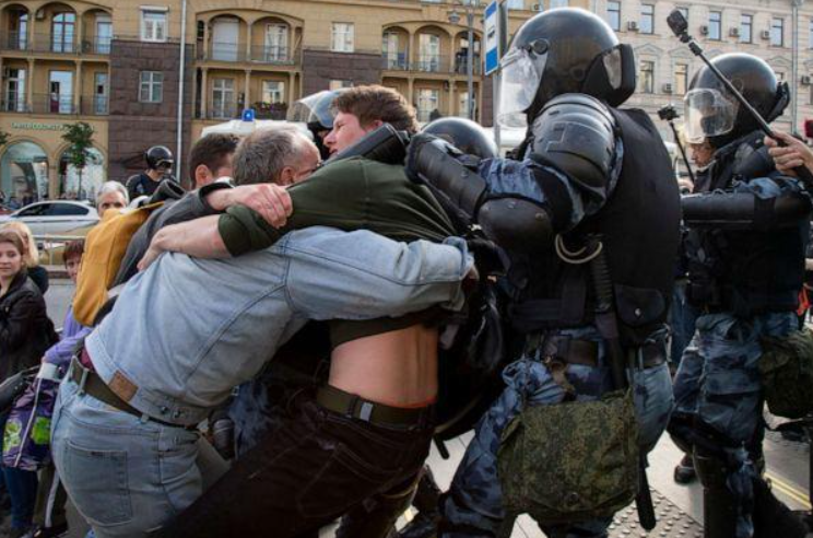 俄罗斯一监狱发生大规模骚乱，有600名囚犯参与，发生骚乱的原因是什么？
