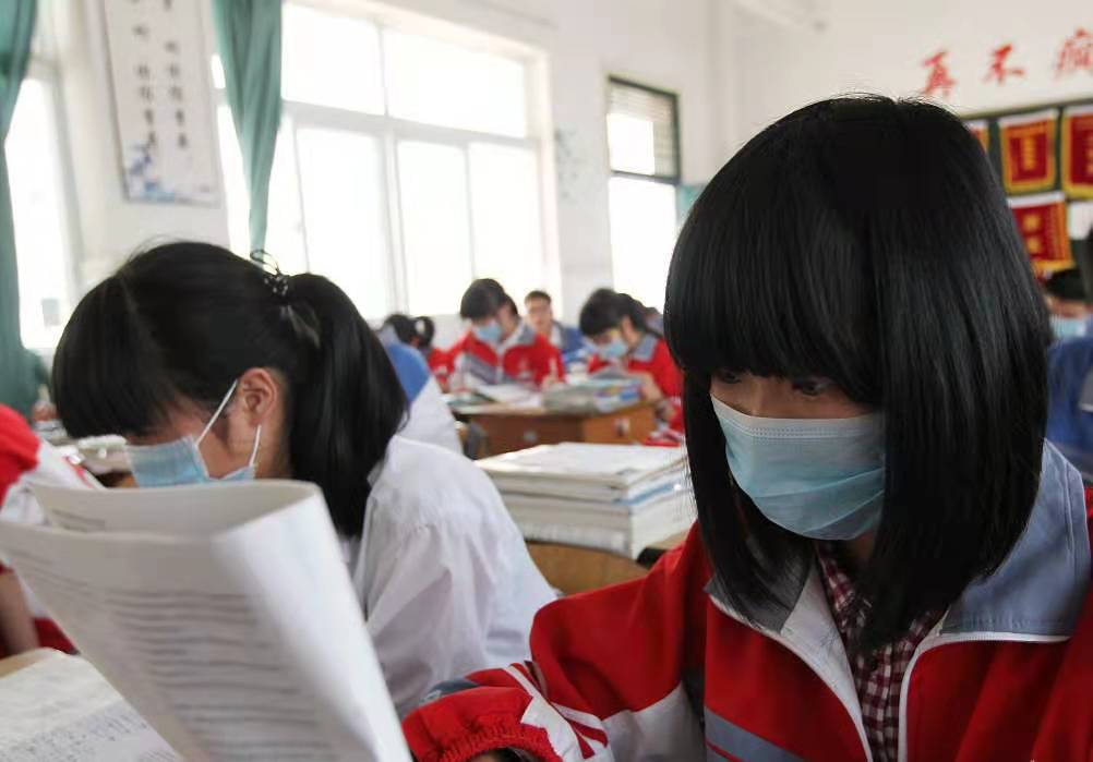 美国一小学老师摘口罩朗读传染半个班，你如何看待此事？