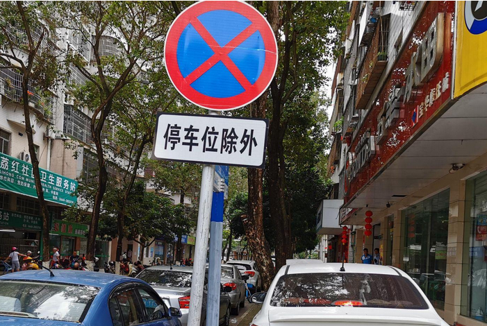 上海一网红店用路虎当招牌不惜长期违停，每个月停车费与违停费能达多少？