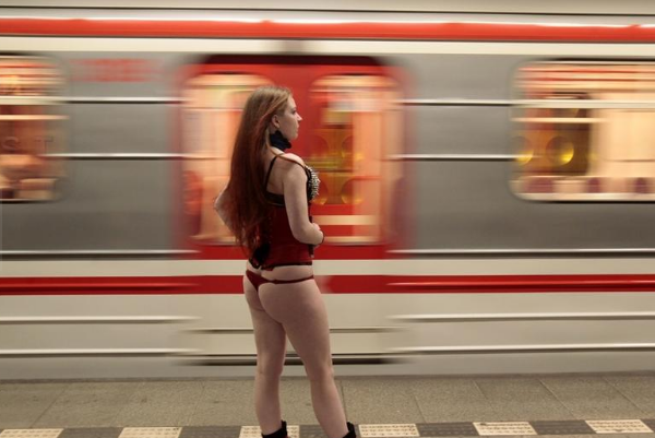 在美国，为何会有“不穿裤子搭地铁日”？