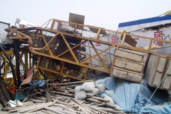 上海一在建工地吊塔倒塌，致1死2伤，谁该为死者、伤者负责？
