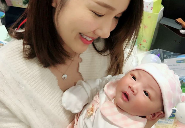 王祖蓝8个月大女儿近照曝光，长的这么可爱像爸爸还是妈妈？