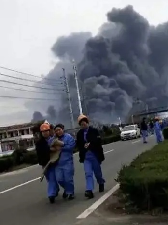山东淄博一化工厂爆燃有人受伤，事故发生的原因是什么？