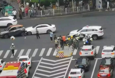 山东莒县一路口发生交通事故致2死5伤，事故发生时的具体情况是怎样的？