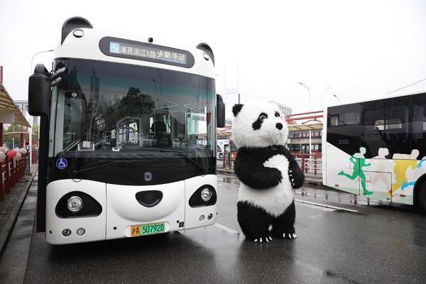 萌翻了！上海熊猫公交车上路运营，市民的反响如何？