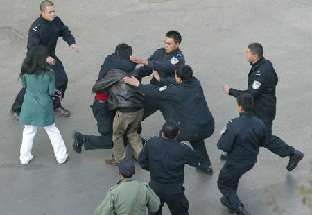 上海一男子在街头持刀刺伤9人，这名男子因此受到了怎样的惩罚？