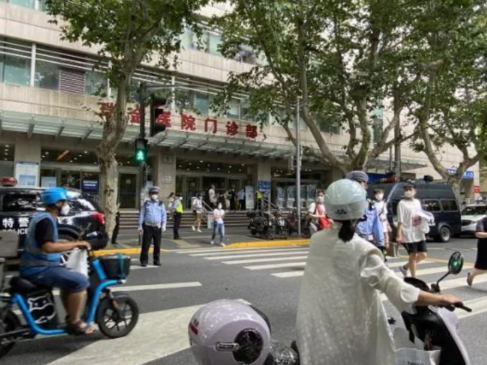 上海一男子在医院持刀伤人，民警如果不果断开枪会有哪些后果？