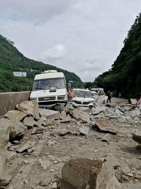 四川宜宾发生山体塌方，3车受损，遇到山体滑坡该怎么办？