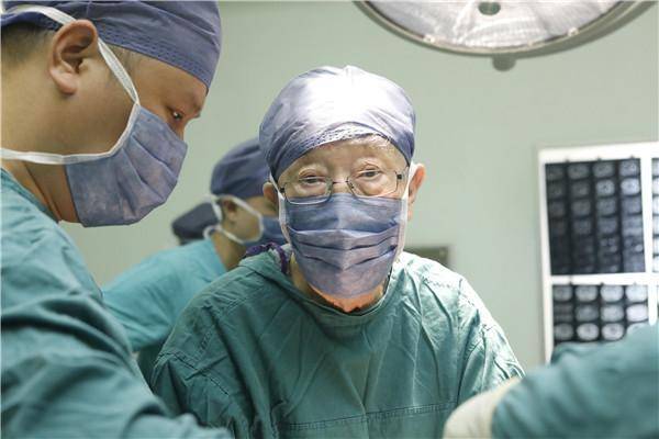 吴孟超96岁生日当天还在做手术，这位院士拥有着哪些品质？