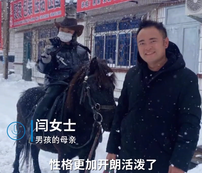 辽宁一名小男孩戴着牛仔帽骑马来到店铺吃米线，骑马当交通工具是种啥体验？