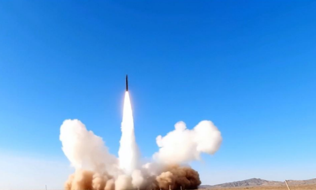 东风17作为正式服役的高超音速导弹，它的威力和精度如何？