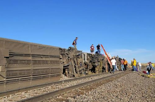 美国火车发生脱轨事故，是否有造成人员伤亡的情况？