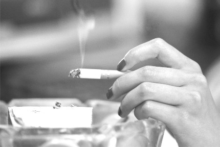 知名艺人姚笛被拍室内吸烟，抽烟对女性的伤害有多大？