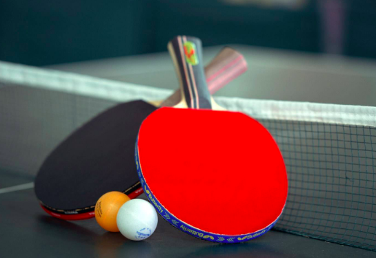 东奥乒乓球赛为何不许手触球台或吹球？