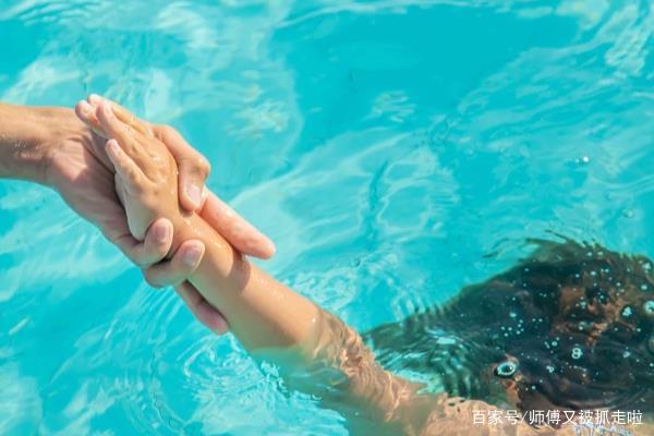 81岁老人跳水救起4岁落水幼童,对此暖心一幕你怎么看？