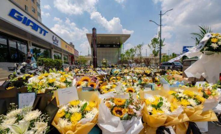 郑州地铁5号线外摆满鲜花悼念遇难者，现场有多壮观？