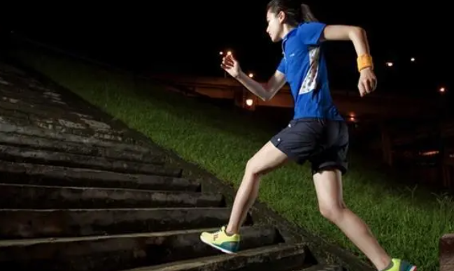青岛一男子每天夜跑五公里，一年后得到了什么？