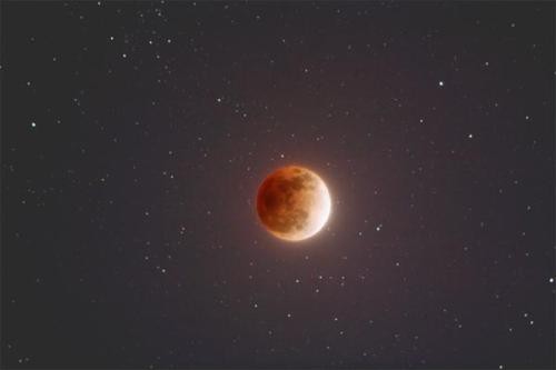 民间古代传闻出现“血月”，当年就会发生战争，是迷信吗？