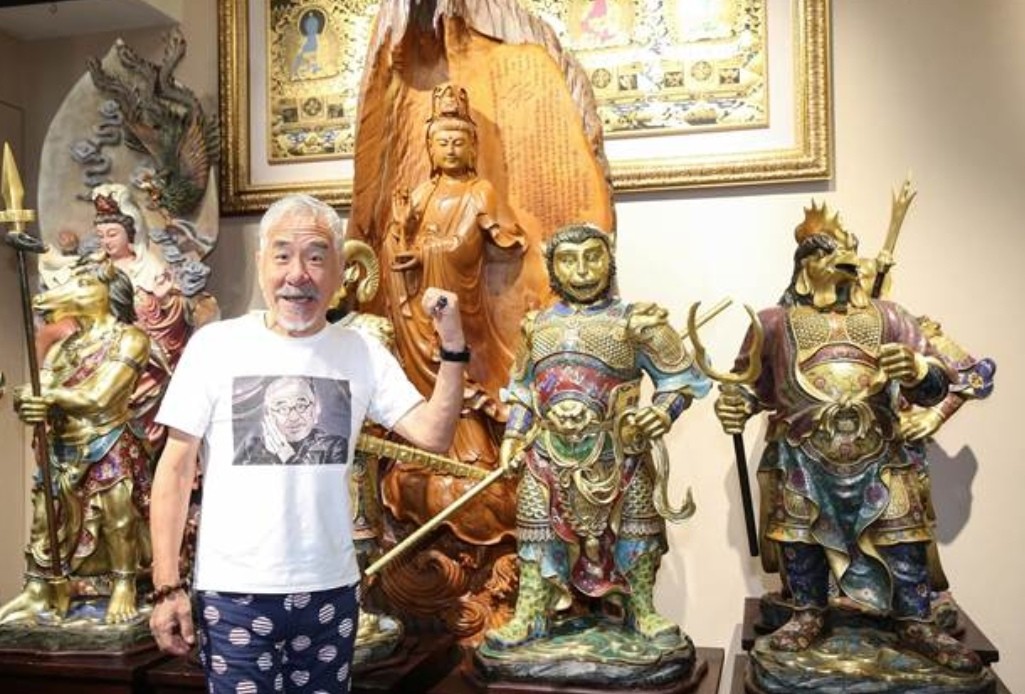 76岁歌王孙情办展览卖珍藏古董，明星到底有多有钱？