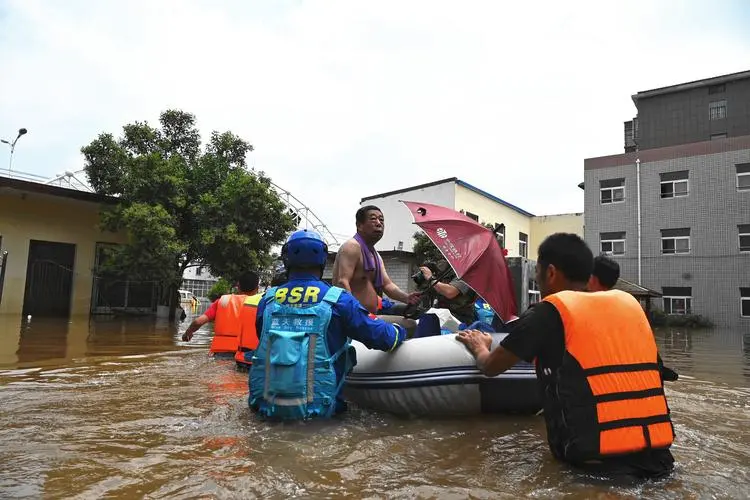 新乡一养老院遭河水倒灌，上百名老人被困，相关部门采取了哪些救援举措？