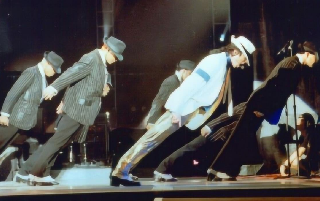 迈克尔杰克逊的舞蹈中那个身体倾斜45度是怎么做到的