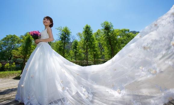 结婚时穿的白婚纱和红婚纱有什么区别